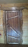 Дверь в баню с наличниками из состаренной древесины