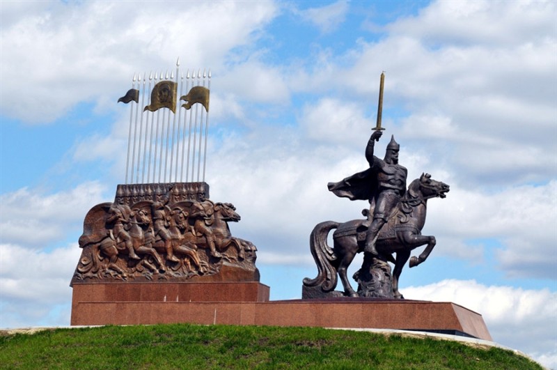 луганский памятник князю Игорю.jpg
