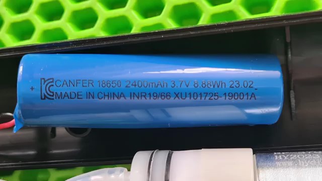 Опрыскиватель аккумуляторный GPT STORM GUN _ обзор - frame at 1m17s аккумулятор.jpg