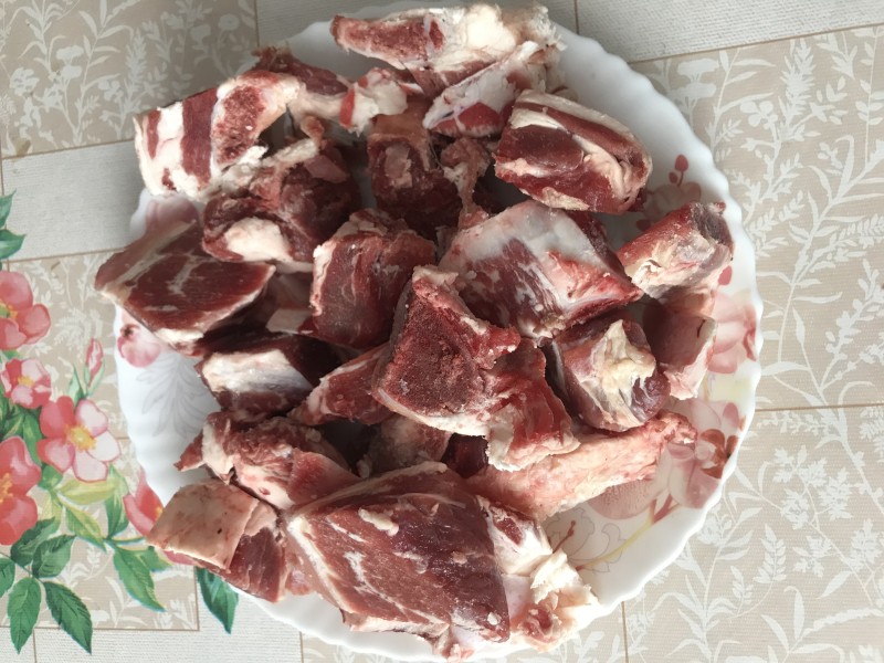 Предпочитаю для плова  жирную телятину  с ребер( мясо свое)