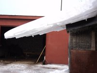 Весна 2011 Снег с крыши уменьшенная.JPG