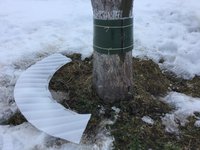 Осталось аккуратно надеть юбочку, чтобы не вляпать её в свежий клей.