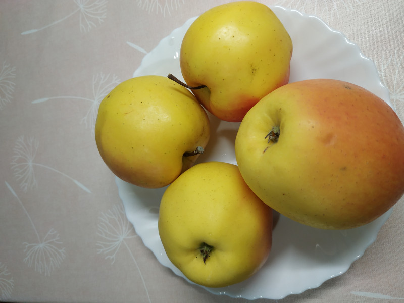 На одной тарелке с Голден Делишес.<br />Дедушка же?